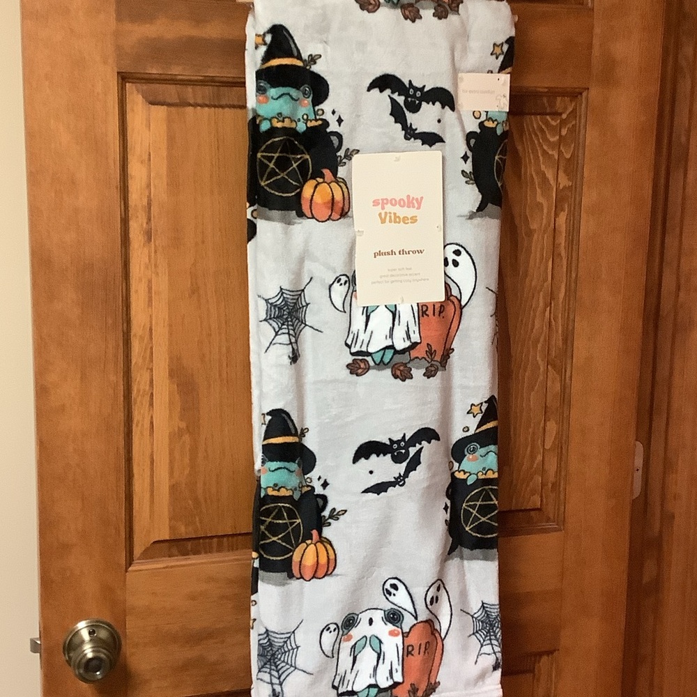 Spooky Vibes Plush Halloween Blanket 👻🎃